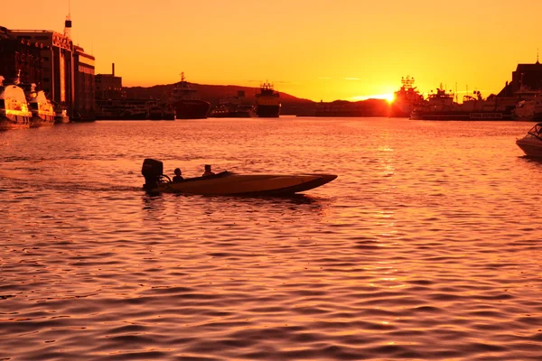 Segelbåt i Bergens hamn. Norge — Stockfoto