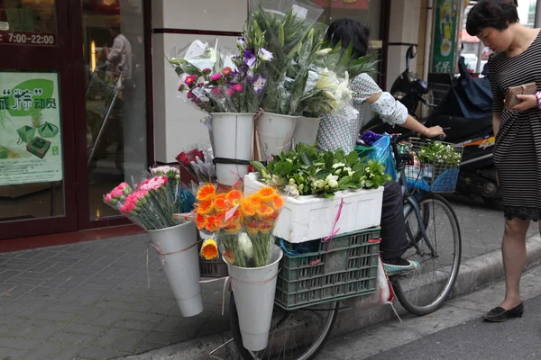 Bloem verkoper op fiets in shanghai, china — Stockfoto