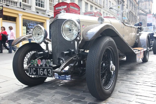 Retro car on the street of Edinburgh, UK — Stock Photo, Image