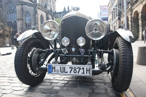 Retro car on the street of Edinburgh, Reino Unido — Fotografia de Stock