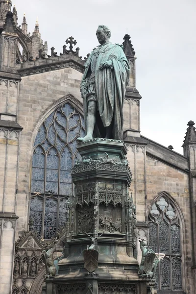 Statua e chiesa di Edimburgo, Scozia Immagine Stock