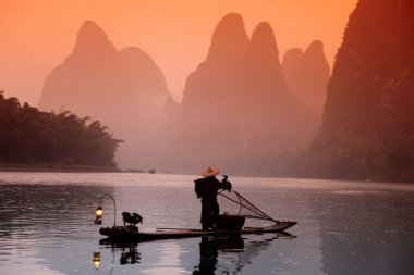 Çinli adam olta karabatak kuşlar, yangshuo, guangxi reg