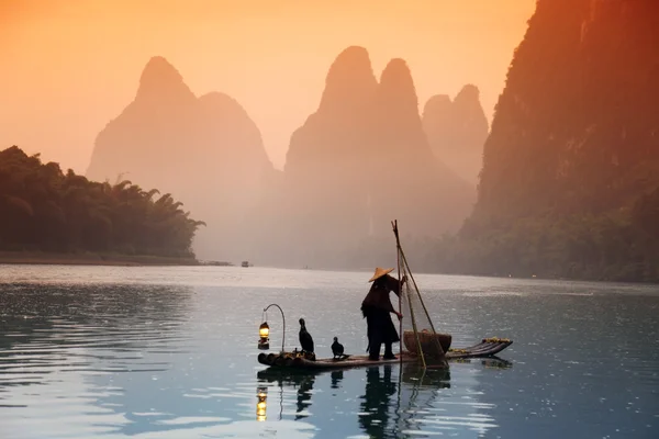 Chinese man fishing with cormorants birds, Yangshuo, Guangxi reg — Stock Photo, Image