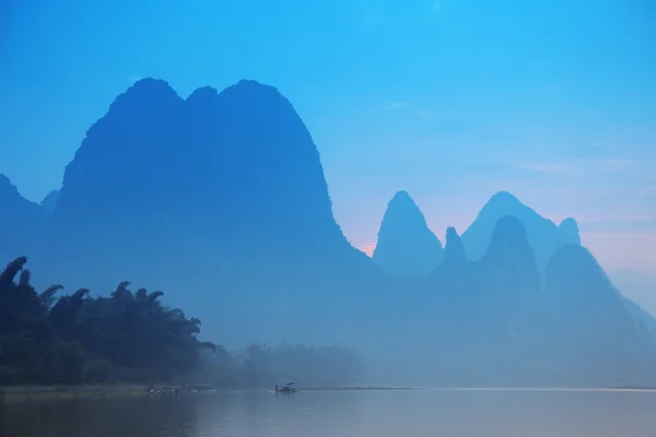 Blauwe mt - karst gebergte op de li rivier vlakbij yangshuo, guangxi pro — Stockfoto