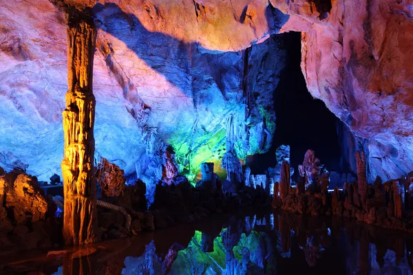 Grutas de flauta em Guilin, Guangxi Provine, China — Fotografia de Stock