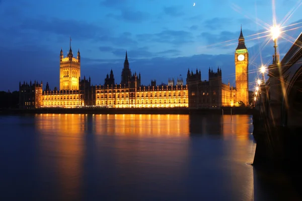 Big ben och Westminsterpalatset på kvällen, london, Storbritannien — Stockfoto