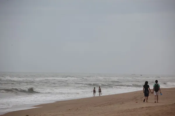 Jovem casal apaixonado, na praia — Fotografia de Stock