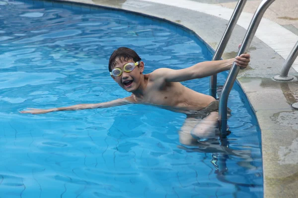 Drôle garçon dans l 'piscine — Photo