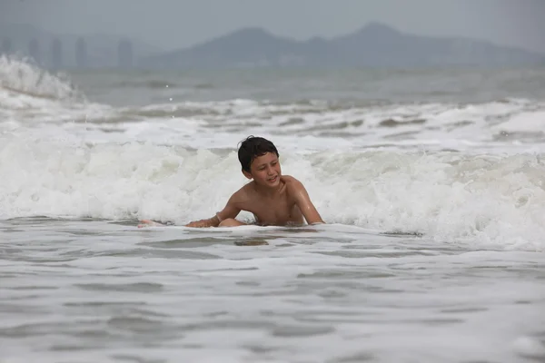 Rapaz no oceano — Fotografia de Stock