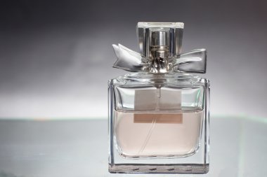 siyah arka plan üzerinde güzel şişe parfüm