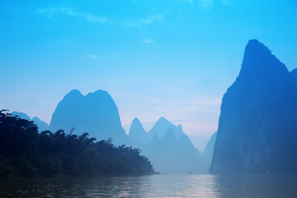 Blue Mt - Karst mountains at Li river near Yangshuo, Guangxi pro — Stock Photo, Image