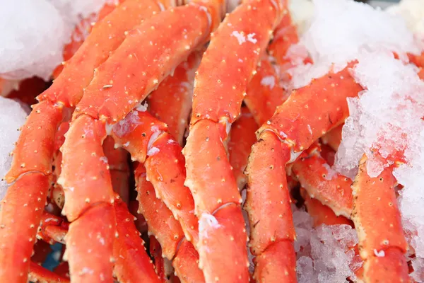 Pernas de caranguejo frescas num mercado de frutos do mar — Fotografia de Stock