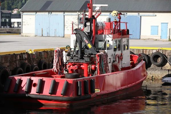 Dock rebocador barco no porto de Bergen, Noruega — Fotografia de Stock