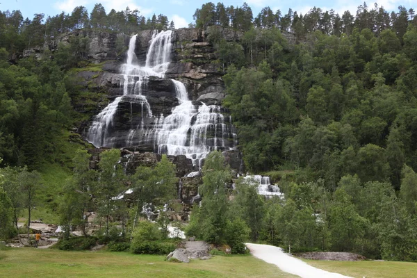 Stalheimskleiva, wodospad Tvindefossen w słoneczny letni dzień, Norwegia — Zdjęcie stockowe
