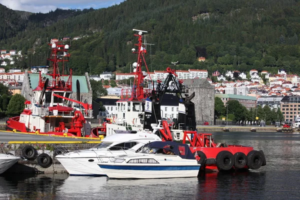 Båtarna vid hamnen i bergen, Norge — Stockfoto