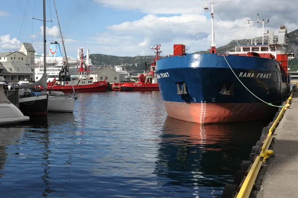 Barcos en el puerto de Bergen, Noruega — Foto de Stock