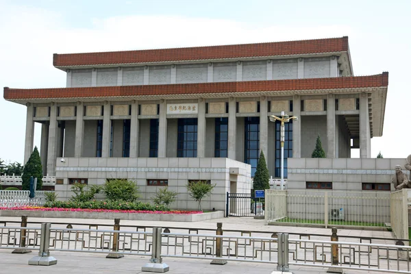 BEIJING - JUNE 11: Front of Mao's Mausoleum on Tiananmen Square, — Stock Photo, Image