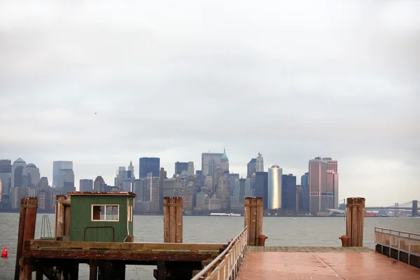 Blick auf Manhattan von der Freiheitsinsel — Stockfoto