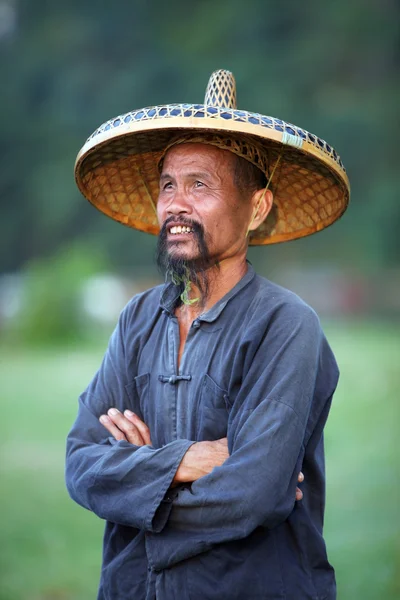 GUANGXI - 18 DE JUNHO: Homem chinês de chapéu velho na região de Guangxi, tra — Fotografia de Stock
