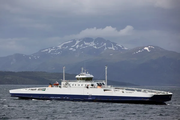 Лодка в Фаннефьорде в Норвегии — стоковое фото