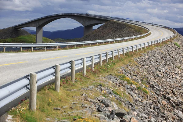 ノルウェーの大西洋の道に storseisundet 橋 — ストック写真