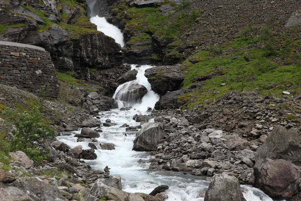 Flod i bergen — Stockfoto