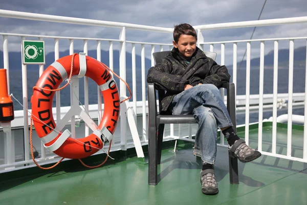 Chłopiec siedzi na pokładzie — Zdjęcie stockowe