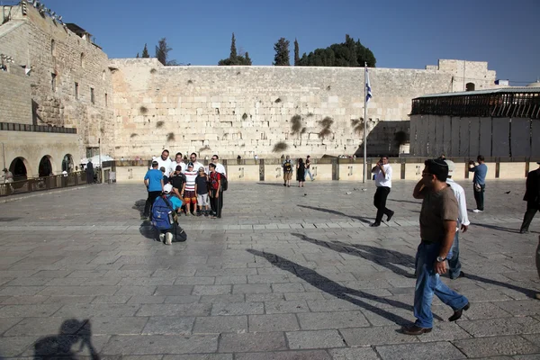 JERUSALEM, ISRAEL - 28 DE OCTUBRE: en el Muro de los Lamentos donde — Foto de Stock