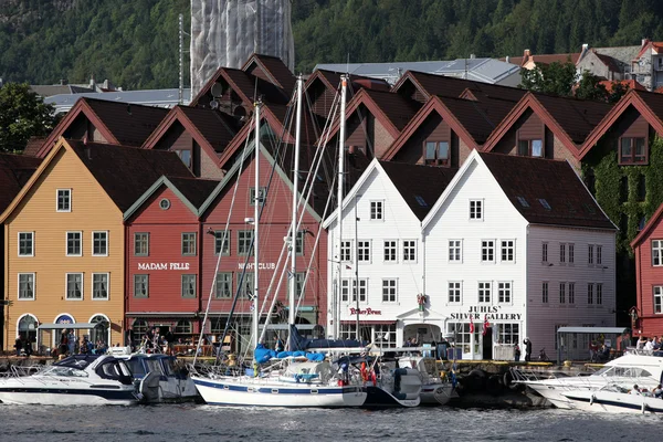 Bergen, Norwegia - około lipca 2012: turystów i mieszkańców spacer alo — Zdjęcie stockowe