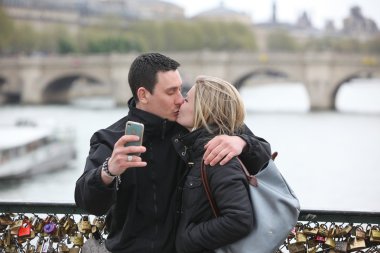 sevgi dolu mutlu bir çift de paris