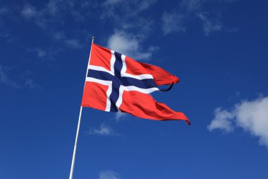 Norveç bayrağı mavi gökyüzü karşı