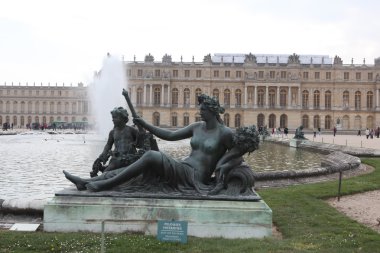 arka planda Versailles Kraliyet Sarayı ile bronz heykel