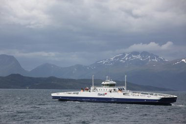 bir Nehri üzerinde tekne. Norveç