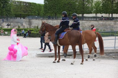 Polis üzerinden atlar. Paris