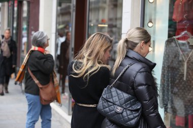 bir pencereden bakıyor