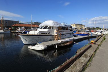 nehir üzerinde küçük tekne