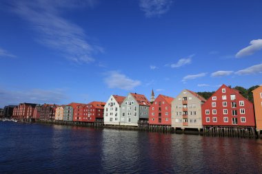 renkli evler güzel: nehir, trondheim, Norveç