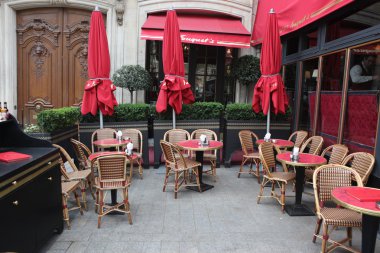 Café Paris bir sokakta