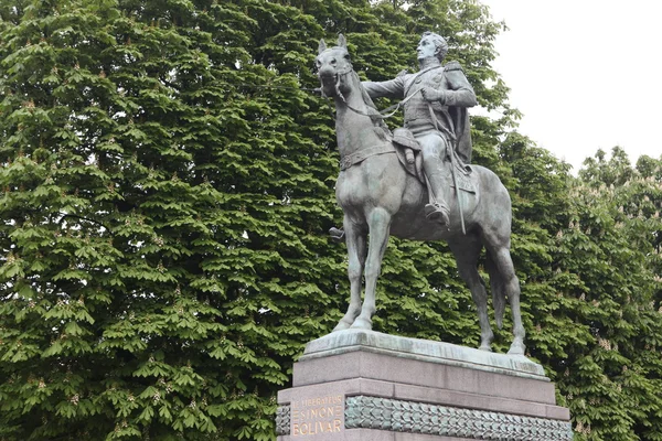 Памятник Симону Боливару, политическому лидеру Южной Америки, в Париже, Франция — стоковое фото