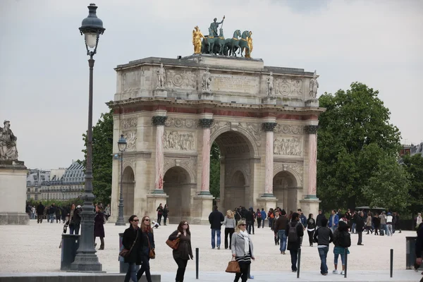 パリのチュイルリーで凱旋門のアーチやカルーゼル凱旋門 — ストック写真