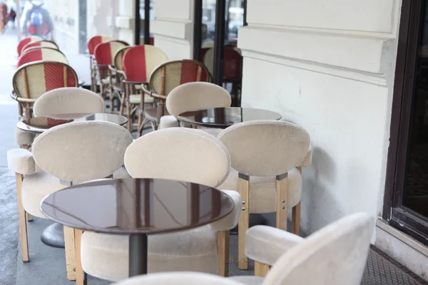 Straßenblick auf eine Kaffeeterrasse mit Tischen und Stühlen, Paris — Stockfoto