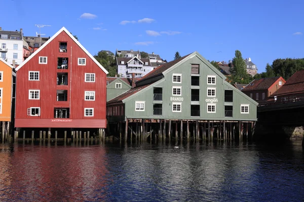 Belle case colorate lungo il fiume, Trondheim, Norvegia — Foto Stock