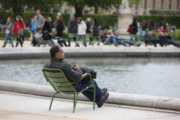 Turistas cerca del arco triunfal de Tuileries Garden —  Fotos de Stock