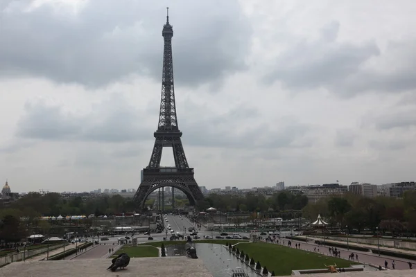 Táj a kertben, a párizsi Eiffel-torony, Franciaország — Stock Fotó