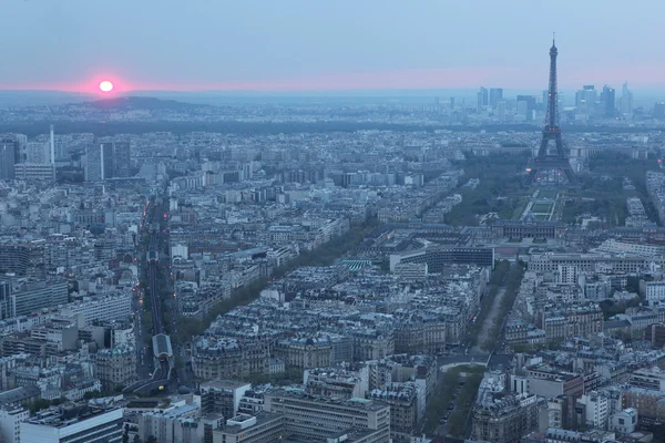 Uitzicht op de Eiffeltoren bij zonsopgang, Parijs. — Stockfoto