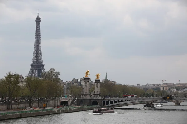 Egy gyönyörű városkép, beleértve az Eiffel-torony és a folyó — Stock Fotó