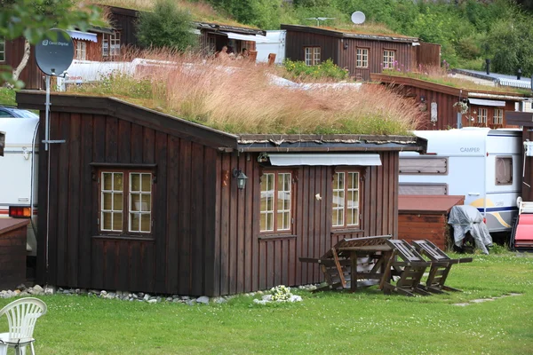 ノルウェーの山々 に夏の間の完璧な turfed 屋根が付いている家 — ストック写真