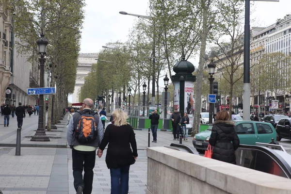 På en gata i paris — Stockfoto