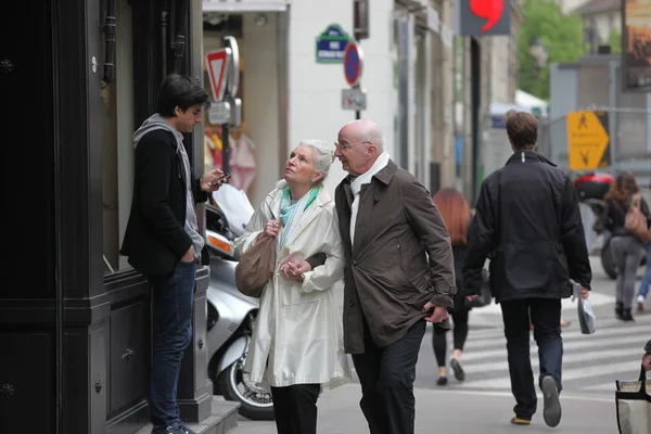 Turister på paris gata — Stockfoto