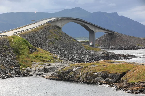 ノルウェーの大西洋の道に storseisundet 橋 — ストック写真